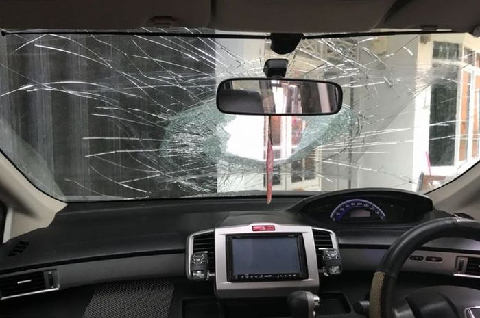 Kaca mobil yang pecah akibat lemparan batu di ruas Tol Jakarta-Merak, Rabu (27/6/2018)