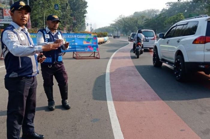 Petugas Dinas Perhubungan berjaga di area ganjil genap di Jalan Benyamin Sueb, Kemayoran, Senin (2/7