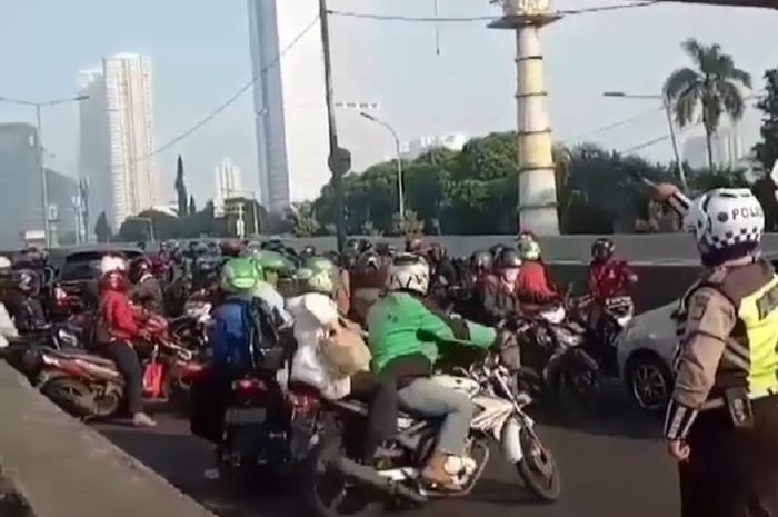 Ilustrasi pengendara motor lawan arah
