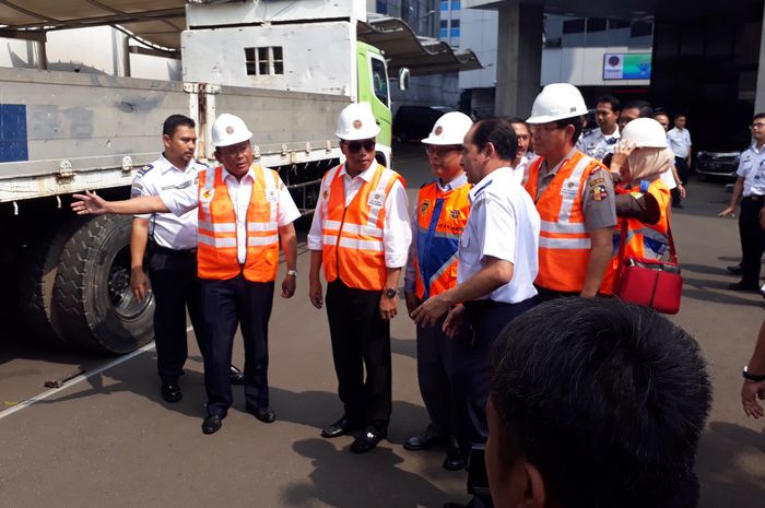 Menhub bersama Korlantas Polri melakukan peninjauan pada truk pengangkut barang