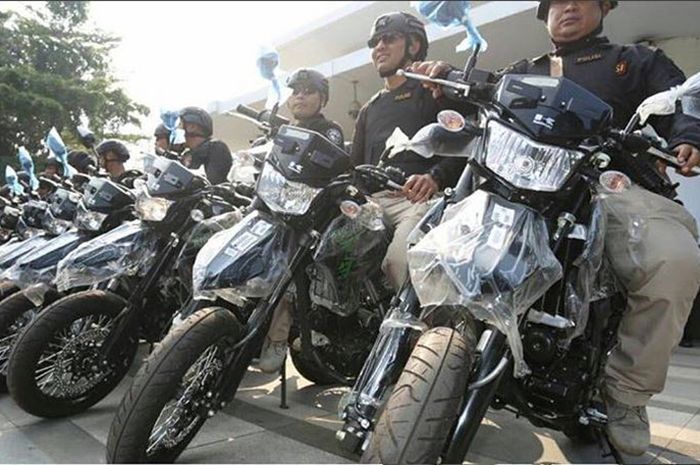 Tim Prabu Polrestabes Bandung dengan Kawasaki D-Tracker X 250