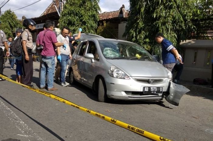 Honda Jazz bernopol AB 1979 U yang terlibat dalam kejar-kejaran dan baku tembak dengan polisi, Selasa siang (03/07/2018)  
