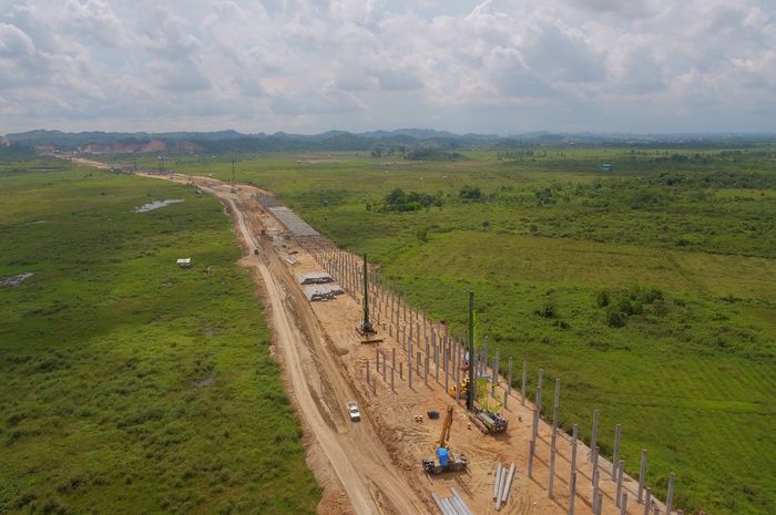 Jalan Tol Balikpapan-Samarinda yang masih dalam proses pembangunan