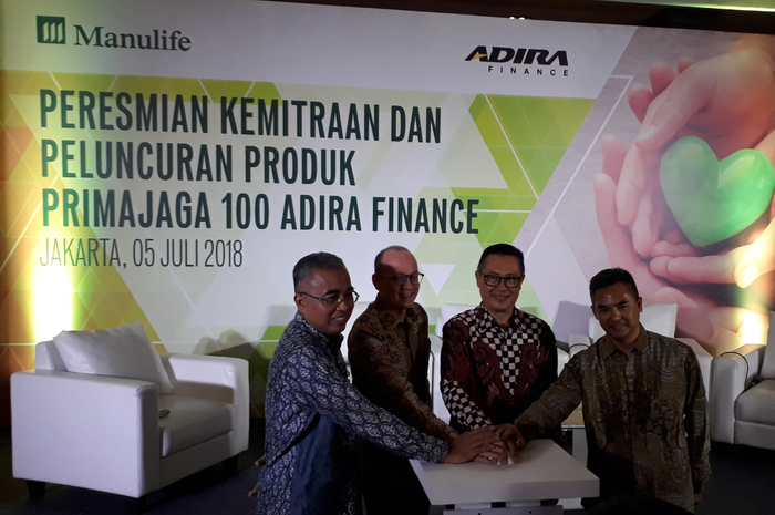 Para petinggi dari Adira Finance dan Asuransi Jiwa Manulife meresmikan program Primajaga 100 Adira Finance di Kuningan, Jakarta Selatan pada Kamis (5/7/2018).