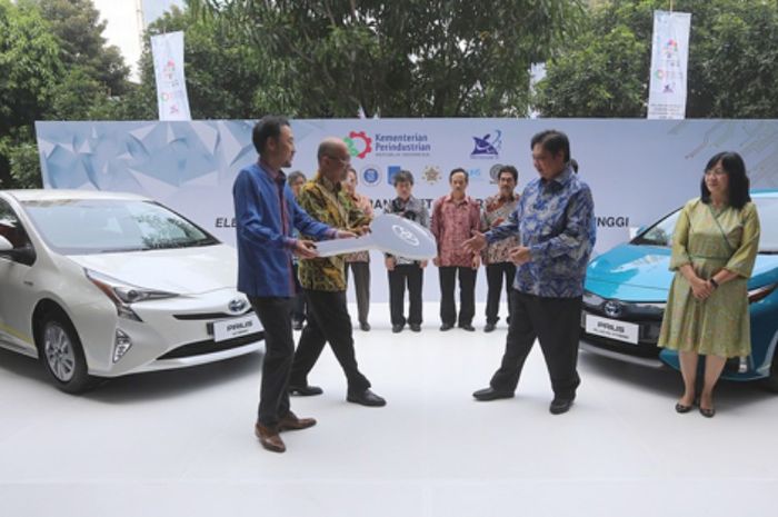 Toyota serahkan 18 mobil untuk studi kendaraan listrik di Indonesia