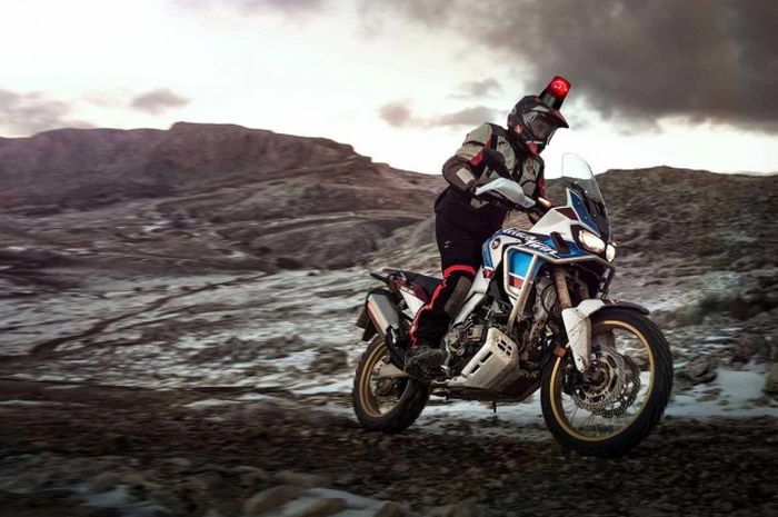 Ilustrasi motor petualang dengan fitur pendukung kepolisian