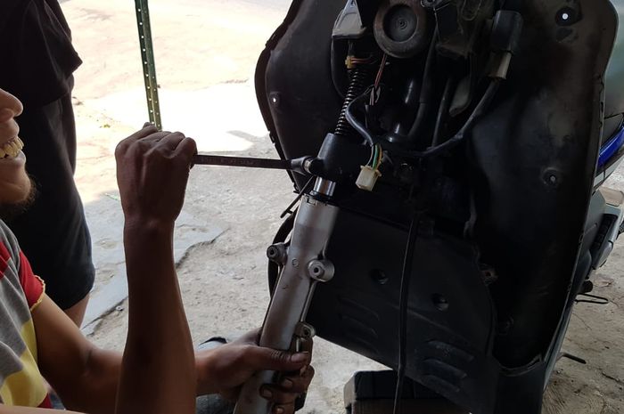 Proses pembongkaran sokbreker motor