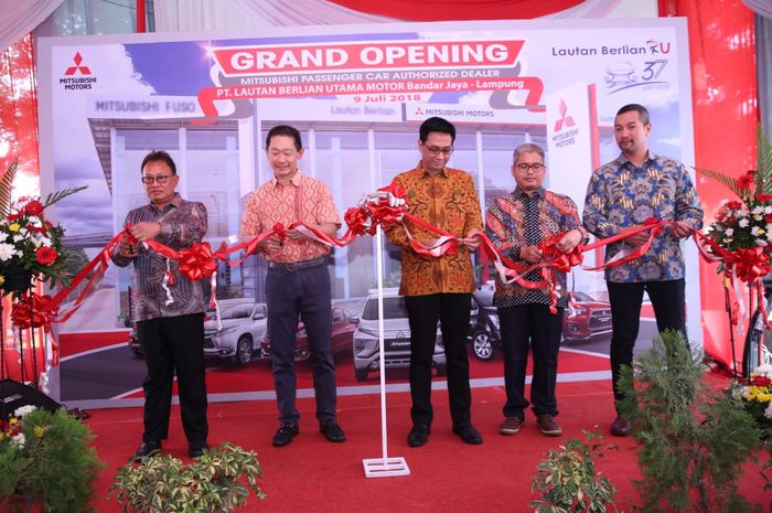 Dari kiri, Director PT Lautan Berlian Utama Motor Dewa Astawa, President Commissioner Bustomi Bursa, Director of Sales &amp; Marketing Division PT Mitsubishi Motors Krama Yudha Sales Indonesia (MMKSI) Irwan Kuncoro, Head of Dealer Development Department Setia Hariadi, dan Head Of Sales &amp; Marketing Region 3 Department Ilham Iranda S.