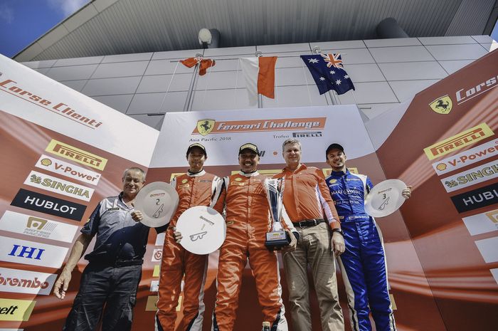 Renaldi Hutasoit (Tengah) raih podium pertama dalam klasifikasi Trofeo Pirelli di putaran keempat Ferrari Challenge Asia Pasific (APAC) pada 5 Juli 2018 lalu.