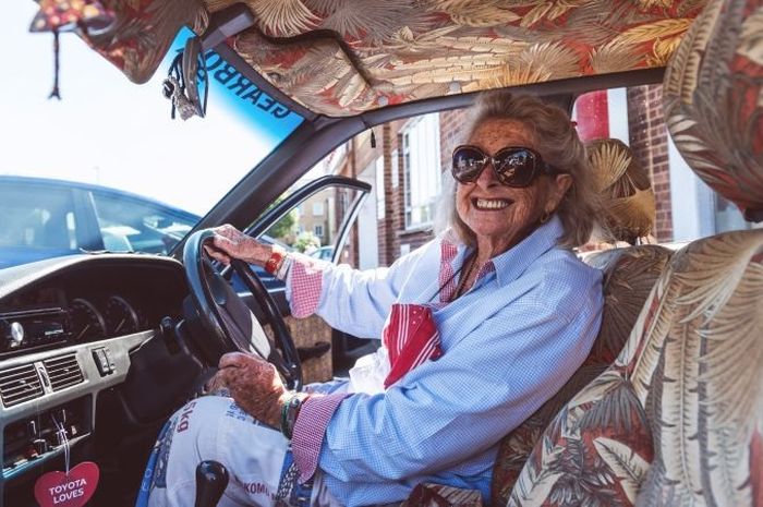 Julia Albu, nenek yang kendarai Corolla 1997 dari Cape Town menuju London