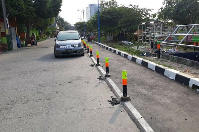 Tiang pembatas di Jalan K II, RT 05/05, Rawa Badak Selatan, Koja, Jakarta Utara, untuk menghalangi k