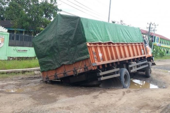 Jalan lintas timur (jalintim) Lampung rusak berat
