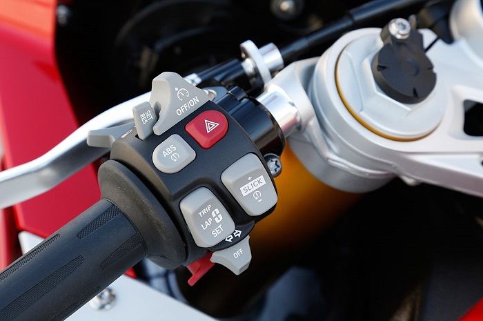 Tombol Cruse Control di BMW S1000R