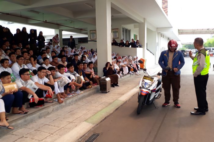 Sosialisasi tertib lalu lintas dan safety riding di SMA Islam Al- Azhar 8 Kota Bekasi