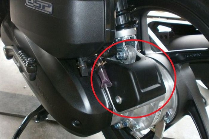 Kotak hitam dari bahan plastik di atas gearbox motor matic Honda.