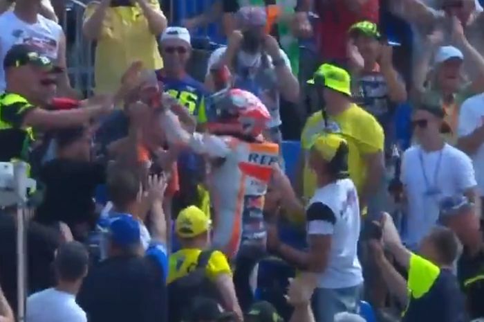 Marc Marquez merayakan kemenangan di MotoGP Jerman bareng fans Rossi.