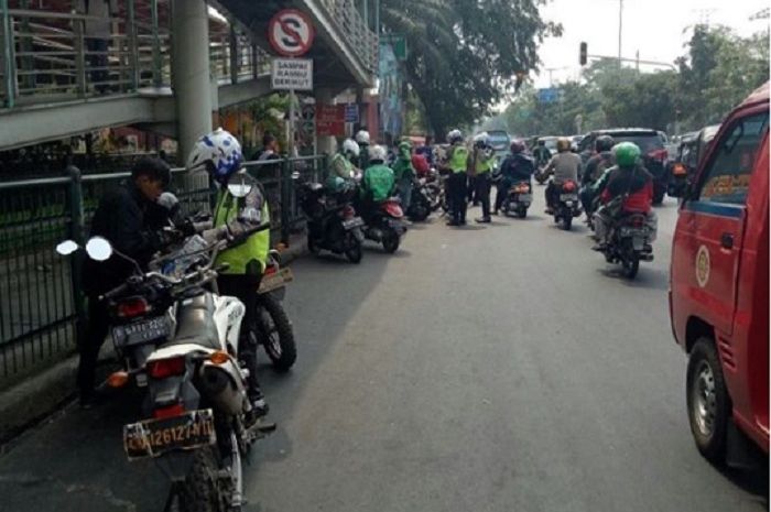 Driver ojol yang mangkal sembarangan ditilang polisi di depan PGC Jaktim.