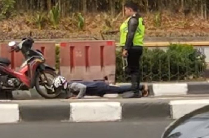 Aksi Polisi gadungan menilang pengendara motor di jalan