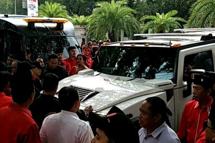 Hummer Perindo saat diminta mundur dan menyingkir dari gerbang KPU 