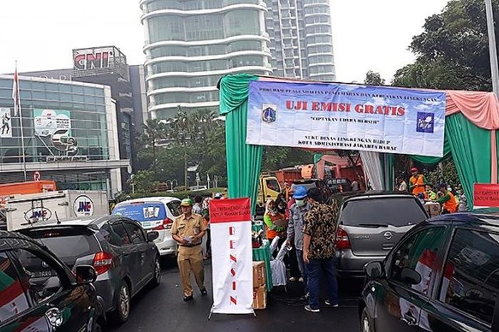 Uji emisi yang dilakukan oleh Suku Dinas Lingkungan Hidup Jakarta Barat di Jalan Puri Elo
