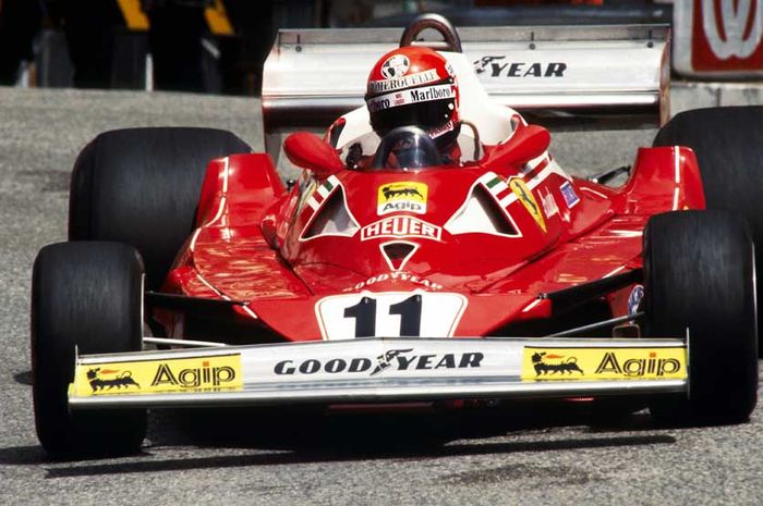 Niki Lauda dengan mobil Ferrari 312T2B pada balap F1 tahun 1977
