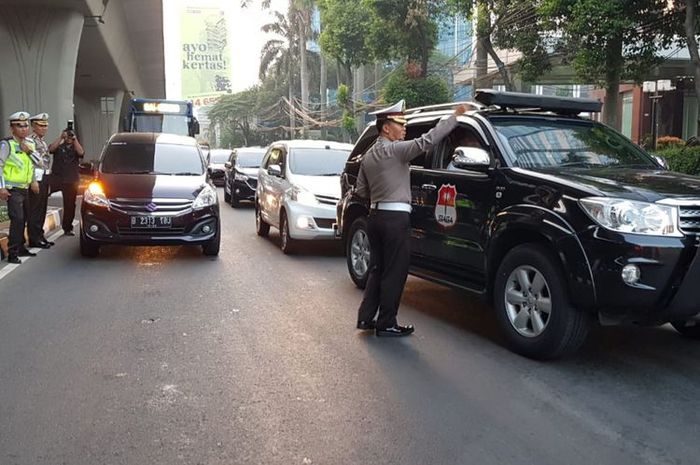 Mobil yang melanggar peraturan pembatasan kendaraan berdasarkan nomor pelat ganji dan genap mulai di