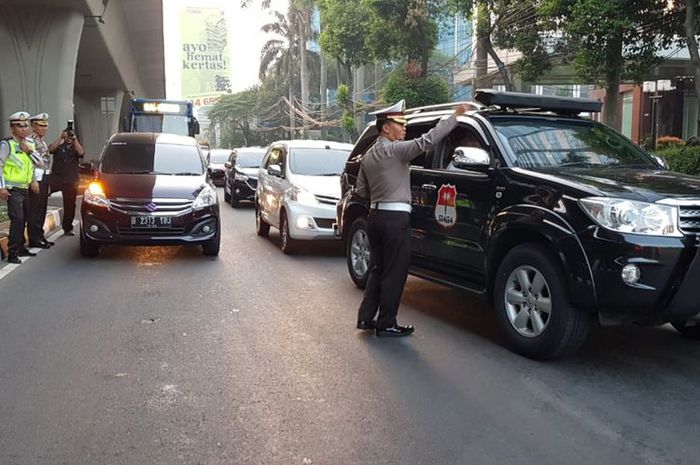 Mobil yang melanggar peraturan pembatasan kendaraan berdasarkan nomor pelat ganji dan genap mulai di