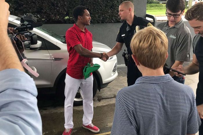 Kepolisian memberi selamat kepada Walter Carr