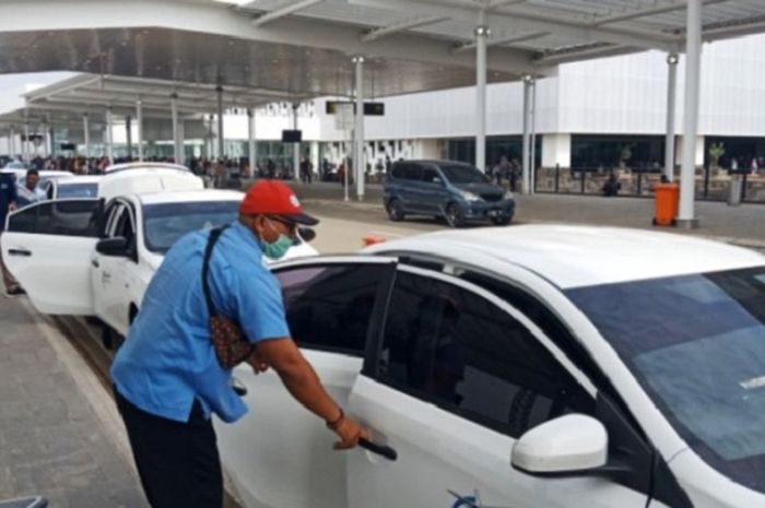 Taksi yang berada di are Bandara Ahmad Yani Semarang