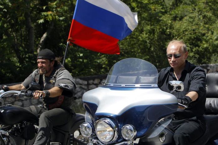 Vladimir Putin yang sedang mengendarai Harley-Davidson