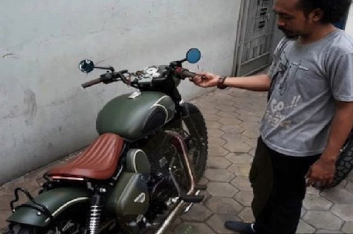 Kepala Bengkel Katros Garage Yanto saat menggeber motor putra sulung Presiden RI Gibran Rakabuming d