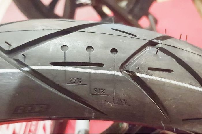 Arti tanda garis  di ban FDR.