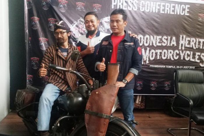 Fahad Ilhamsyah (naik motor) saat berfoto bersama panitia usai press conference acara Indonesia Heritage Motorcycles 2018 di Silol Kopi and Eatery, Rabu (18/7/2018)