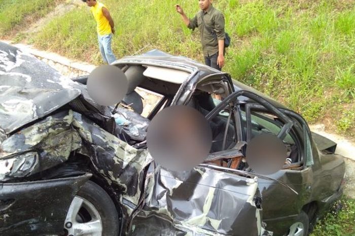 Kecelakaan lalu lintas amat fatal terjadi di jalur Tol Cipali KM 76+400, Purwakarta, Sabtu (21/7/2018) siang
