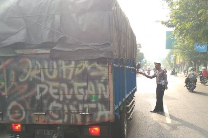 Operasi kepolisian masih menemukan banyak truk yang melanggar batas muatan