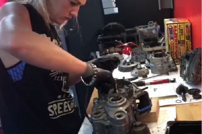 Cewek bule rakit Mesin KTM EXC 200