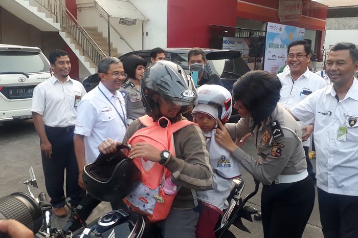 Kegiatan bagi-bagi helm dari Pertamina