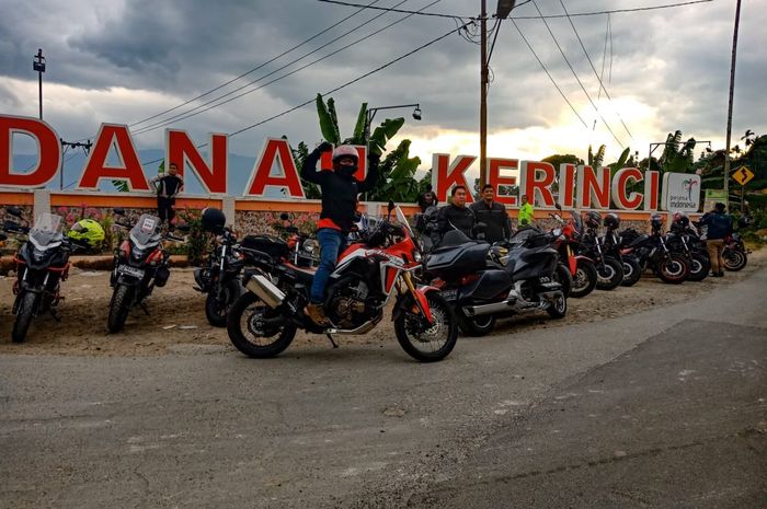 Rombongan peserta touring 'Tour de Andalas 2018' berisitrahat di Danau Kerinci