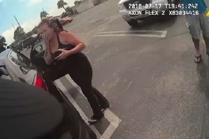 Ibu ini baru sadar anaknya ditinggal di dalam mobil yang panas