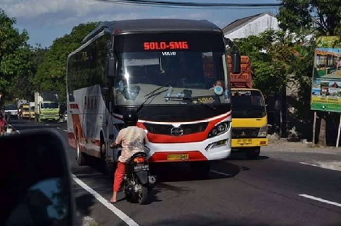 Sopir Kijang Innova Hadang Bus  Ngeblong di Lumajang 