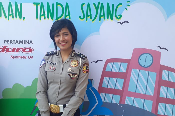 Polwan cantik dari Korps Lalu Lintas Kepolisian Republik Indonesia (Korlantas Polri) Bripda Rizka D Febri 