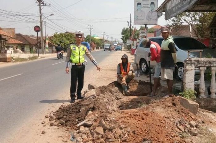Proyek pemasangan lampu jalan di Pringsewu