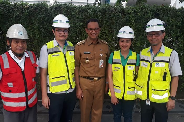 Gubernur DKI Jakarta, Anies Baswedan saat meninjau langsung perobohan JPO di Bundaran HI