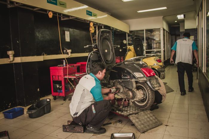 Layanan bengkel di dealer Vespa Premier Bintaro