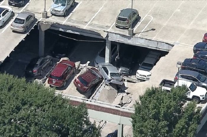 Parkiran roboh dan melibatkan 21 mobil