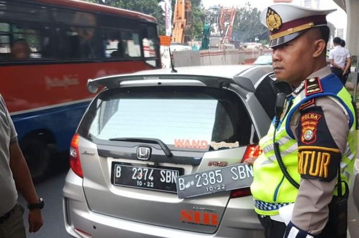 Honda Jazz ditilang polisi karena pakai pelat nomor genap di tanggal ganjil