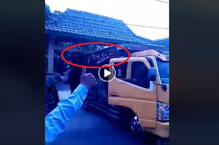 Video truk nyangkut gapura sekolah