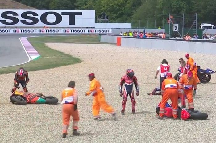 Balap baru dimulai, Vinales tersungkur bersama Bradl dan Smith.