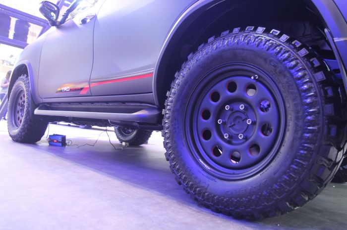 Pelek Avantech 18 inci dengan ban offroad, sangar!