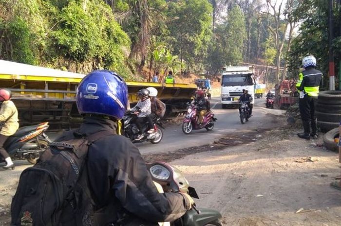 Truk terbalik di Cadas Pangeran